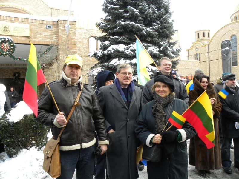 Lietuviai ukrainiečių surengtame Maidano palaikymo mitinge Čikagoje 2013 m. gruodžio 15 d., dešinėje – čia skelbiamo laiško autorė Ligija Tautkuvienė. Nuotr. L. Tautkuvienės