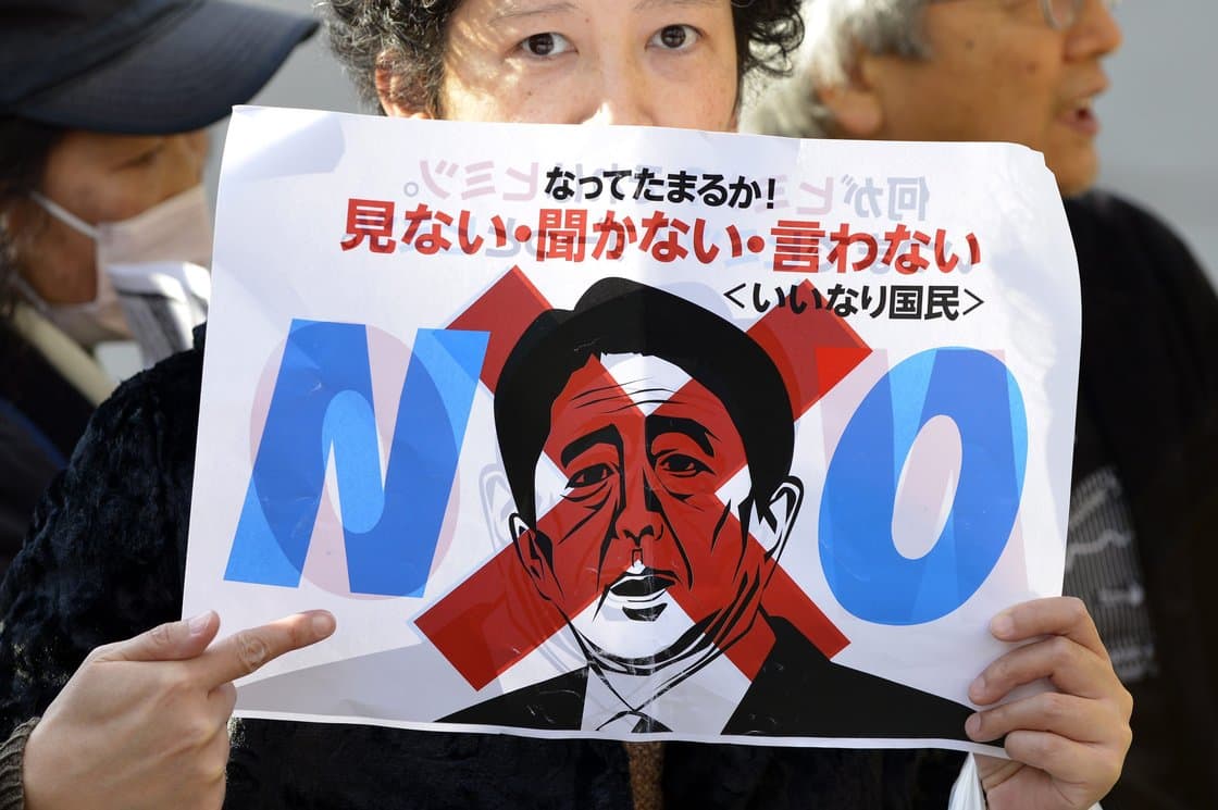 Japonų protestas prieš įstatymą, pagal kurį apie atominę energetiką, kuri Japonijoje po Fukušimos tragedijos tapo tabu, atvirai kalbantys žurnalistai ir valstybės tarnautojai gali keliauti už grotų nuo 5 iki 10 metų