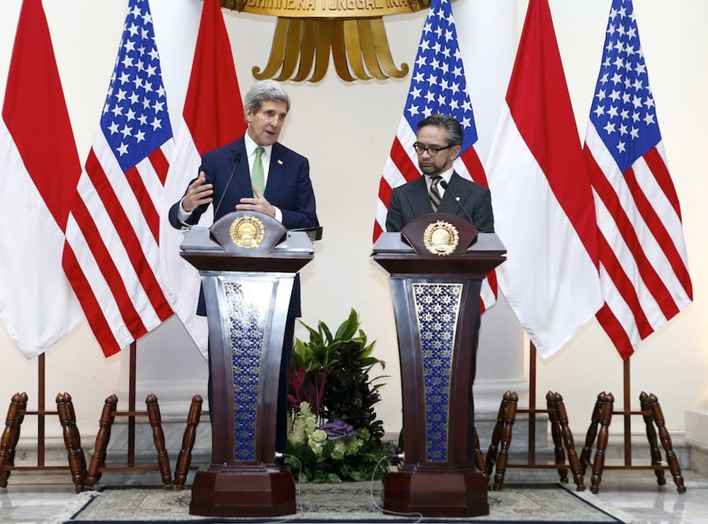 J. Kerry (kairėje) ir Indonezijos užsienio reikalų ministras Martis Natalegava bendros spaudos konferencijos metu Džakartoje. EPA-Eltos nuotr.