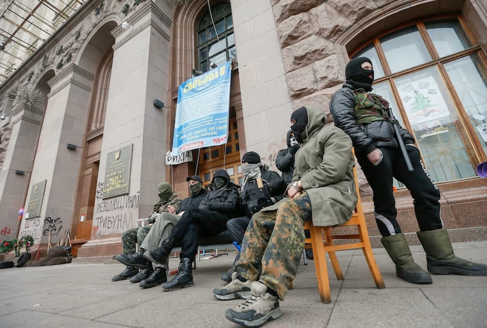 Protestuotojai perdavė valdžiai Kijevo merijos pastatą. EPA-Eltos nuotr.