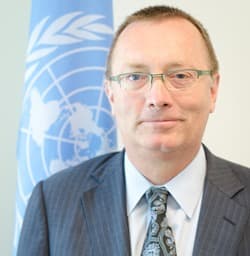Jungtinių Tautų generalinio sekretoriaus pavaduotojas politikai Jeffrey D. Feltmanas glaisto JAV diplomatijos skandalus