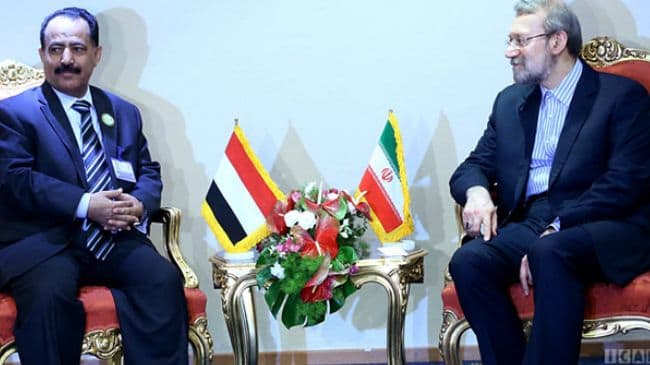 Jemeno parlamento pirmininkas Jahja Ali al Raji (kairėje) ir Irano Madžliso (parlamento) vadovas Ali Laridžani