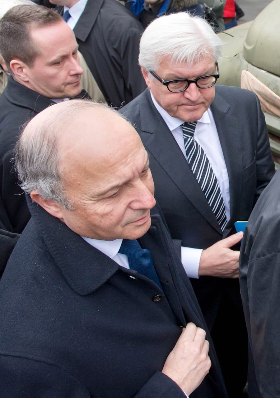 Vokietijos ir Prancūzijos užsienio reikalų ministrai Frankas Walteris Steinmeieris (dešinėje) ir Laurent'as Fabiusas (kairėje). EPA-Eltos nuotr.