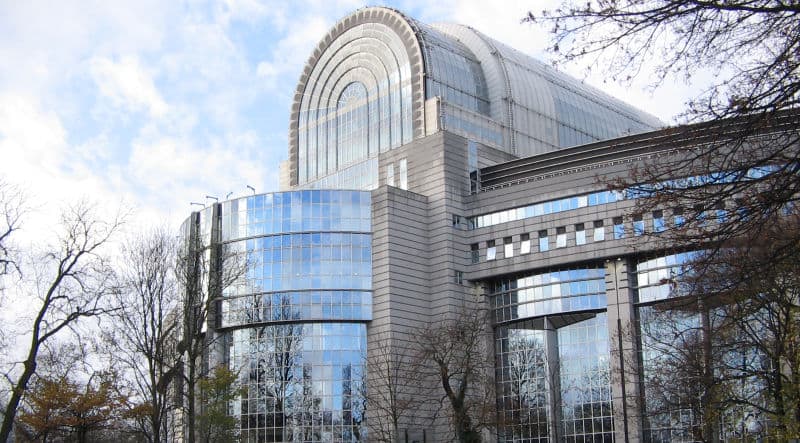 EP nariai reiškia pagarbą už Europos vertybes kovojantiems ir žūstantiems ukrainiečiams