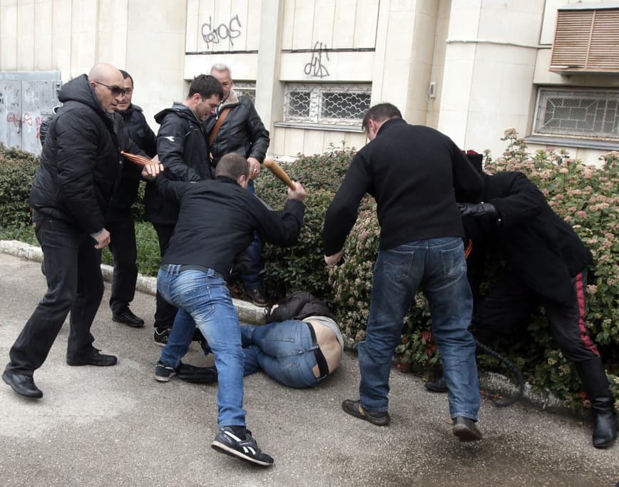 Krymo mieste Sevastopolyje per mitingą prorusiškos grupuotės užsipuolė aktyvistus, palaikančius naująją Ukrainos vyriausybę. Nuotr. EPA-Eltos