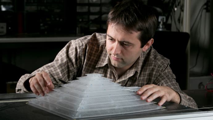 Bogdanas Popa, finansuojamas JAV armijos, profesoriaus Steveno Cummerio laboratorijoje sukūrė 3D akustinį „garso apsiaustą“, leisiantį „apgauti“ garso bangas
