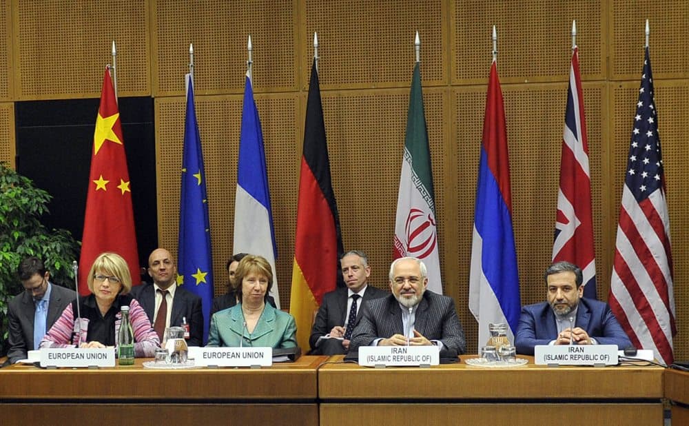 Europos Sąjungos vyriausioji užsienio reikalų įgaliotinė Catherine Ashton (2-a kairėje) ir Irano užsienio reikalų ministras Džavadas Zarifas (3-ias kairėje). EPA-Eltos nuotr.