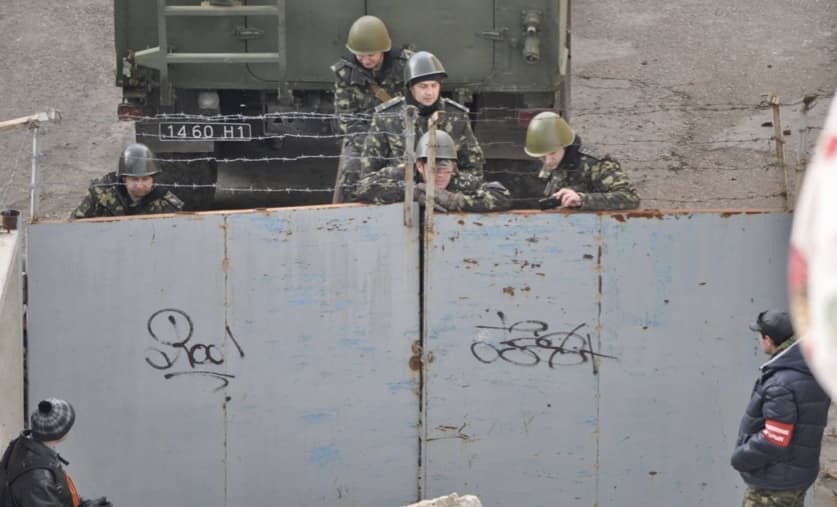 Okupacinė Rusijos kariuomenė nužudė Ukrainos karį. Ukrainos kariams duotas leidimas Kryme panaudoti ginklą
