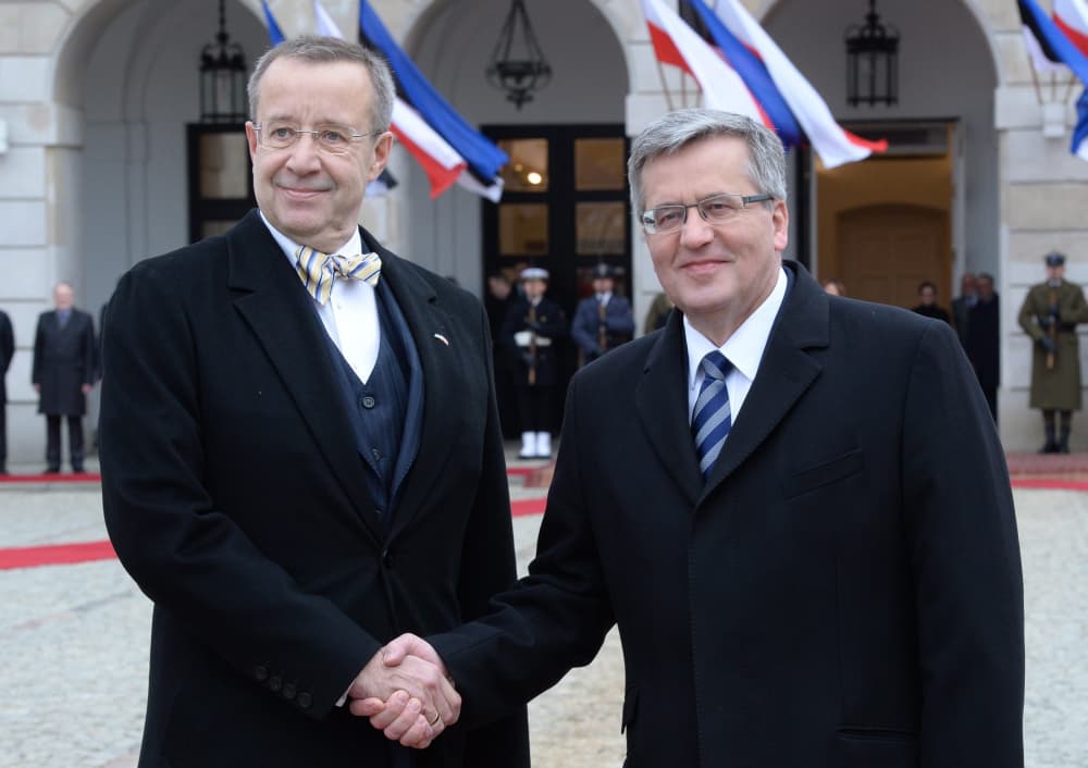 Estijos prezidentas Toomas Hendrikas Ilvesas ir Lenkijos prezidentas Bronislawas Komorowskis po susitikimo Varšuvoje išreiškė paramą NATO pajėgumų stiprinimui. EPA-Eltos inf.