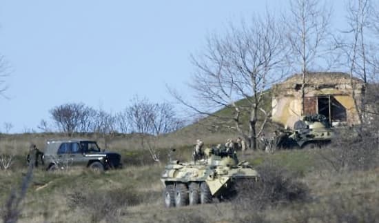 Kryme šturmuojamos ukrainiečių karinės bazės, paskelbtas ultimatumas pasiduoti. Šturmas rusams pavyko