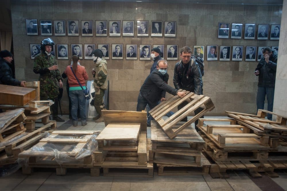 Ukraina: prorusiškai nusiteikę protestuotojai Donecko srities administracijos pastate. EPA-Eltos nuotr.