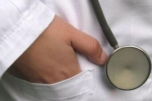 Medikai: „Dirbti keliose vietose verčia maži atlyginimai“