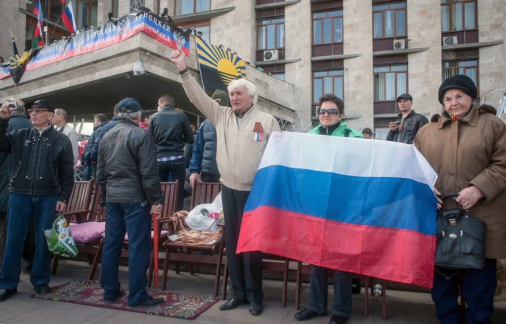 Balandžio 6 dieną prorusiškai nusiteikę separatistai užėmė Donecko regiono administracijos pastatą. EPA-Eltos nuotr.