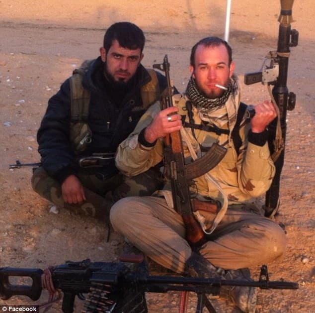 Ericas Glennas Harrounas (dešinėje) kovojo petys petin su „Al Qaeda“ Sirijoje, save vadindamas džihadistu, „sukilėliu“, kitų teroristų pramintas Amerikiečiu