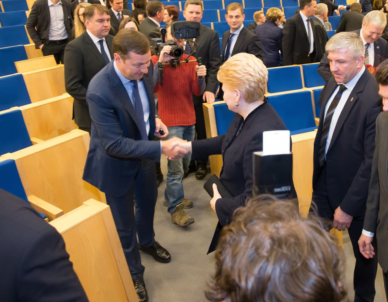 7 kandidatams į prezidentus įteikti pažymėjimai. Martyno Ambrazo (ELTA) nuotr.