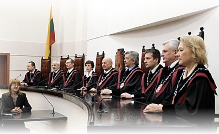 Reikia manyti, kad organizuojant referendumą dėl teismų reformos pasipriešinimas iš valdžios institucijų tik didės. Ir vėl viskas bus atiduota į politinės valios vykdytojo – Konstitucinio Teismo – rankas. Nuotraukoje Konstitucinio teismo teisejai. Nuotr. lrkt.lt