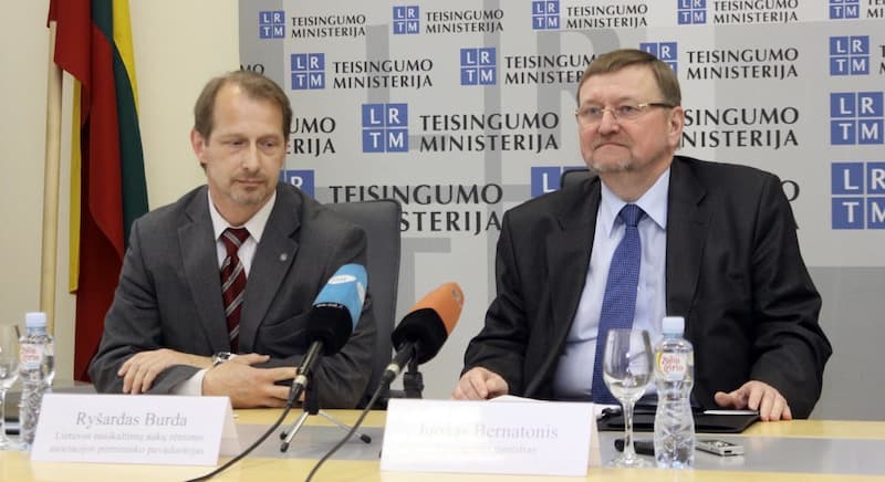 Lietuvos nusikaltimų aukų rėmimo asociacijos pirmininko pavaduotojas Ryšardas Burda ir teisingumo ministras Juozas Bernatonis. Gedimino Savickio (ELTA) nuotr.