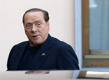 S. Berlusconi pradėjo dirbti senelių namuose