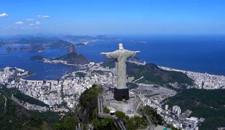 Brazilijos paradoksas: naujutėliai stadionai ir favelų skurdas