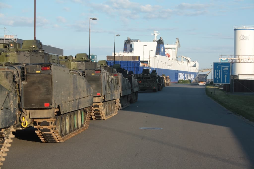Nuotr. aut. – Alfredas Pliadis ir Danijos kariuomenės nuotrauka (pėstininkų kovinė mašina CV 9035, tokia technika bus iškraunama birželio 4 d. Klaipėdoje)