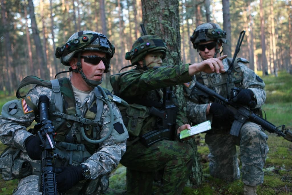 Nuotraukos: KASP Vyčio apygardos 5-osios rinktinės kariai savanoriai (aut. št. srž. Eugenijus Žukauskas (IMG)) ir nuotraukos iš bendrų Pensilvanijos nacionalinės gvardijos ir Lietuvos karių pratybų (aut. Eil. Vilius Džiavečka (ZY)).
