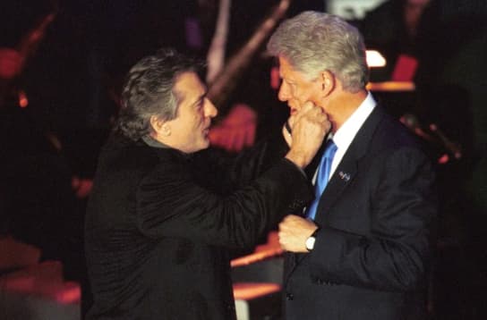 B.Clintonas ir R. De Niro kvailioja Hillary Clinton gimtadienio šventėje, surengtoje vienoje Niujorko salių 2000-aisiais