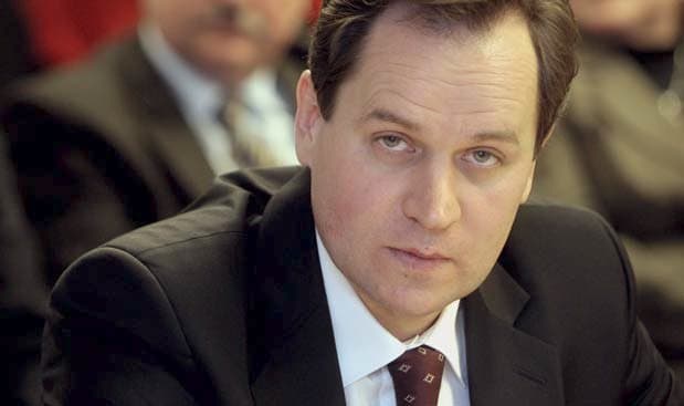 Konservatoriai demaskavo socialdemokratų planą, kaip Vilnių atiduoti V. Tomaševskiui. „Socialdemokratai supranta, kad patys Vilniuje laimėti niekaip negali, tad tada tegu būna tam Vilniui dar blogiau“, - paaiškino konservatorių lyderis A. Kubilius. Nuotraukoje - problema Nr. 1 Lietuvoje V. Tomaševskis