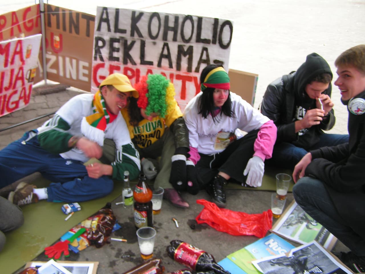 Alkoholio vartojimas Lietuvoje išlieka labai aukštas (žmonės pasirašo po peticija)