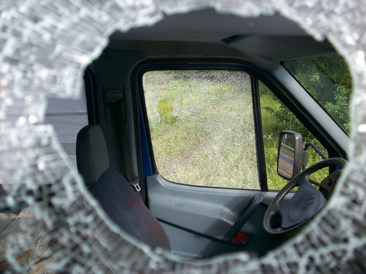 Raudonėje apšaudytas ir apvogtas automobilis, reklamavęs referendumą