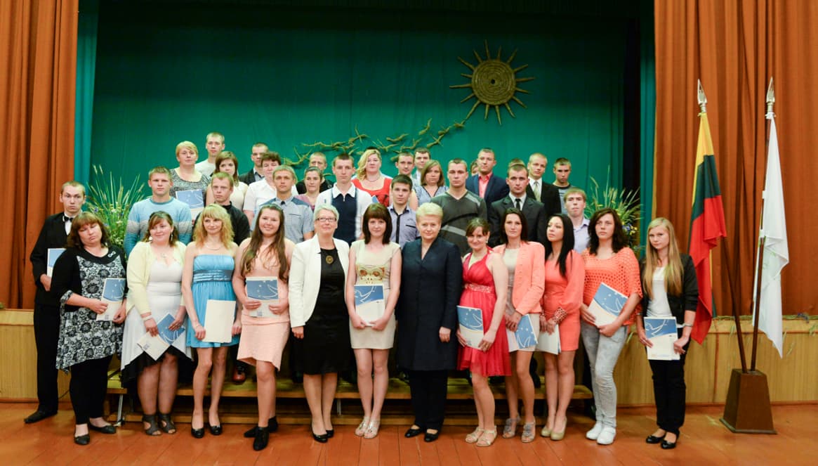 Prezidentė D. Grybauskaitė nestabteldama tęsia sėkmingą fotosesijų ciklą su Lietuvos jaunuomene ir senuomene. Šį kartą Šalčininkų rajone, Dieveniškėse, prezidentė įteikė profesinio mokymo pažymėjimus 50-osios Dieveniškių technologijų ir verslo mokyklos laidos mokiniams. Po to prezidentė su Dieveniškių krašto ir Šalčininkų rajono savivaldybės atstovais aptarė regiono problemas, apžiūrėjo Dieveniškių istorinio regioninio parko muziejaus ekspoziciją, padiskutavo apie kitus reikalus.Nuotr. prezidentas.lt