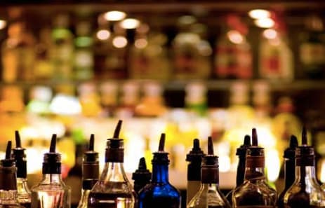 Su girtuokliavimu Jungtinėje Karalystėje siūloma kovoti perspėjimais ant alkoholio butelių