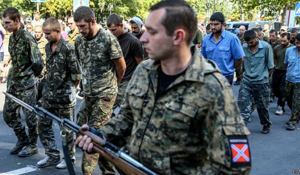 HRW: belaisvių kareivių „paradas“ pažeidžia Ženevos konvenciją