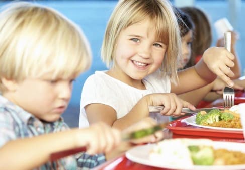 Nuo šiol paruošiamųjų mokyklų mokiniams Anglijoje – nemokamas maitinimas