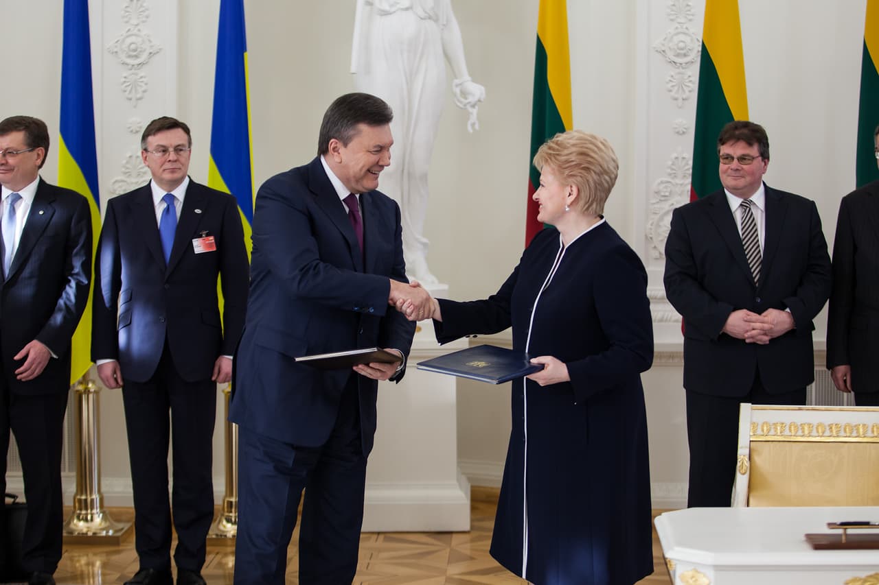 Praėjusių metų pabaigoje tuometinis Ukrainos prezidentas atvykęs į Vilniuje reng tą Rytų partnerystės viršūnių susitikimą susitiko su Europos Sąjungos vadovais, aptarė Asociacijos sutarties likimą ir turėjo pasirašyti šią sutartį. Iki to laiko Viktoras Janukovičius buvo geras ir gerbiamas žmogus, galima sakyti humanistas, kuriam visi mielai spaudė ranką... Deja, atsitiko taip, kad V. Janukovičius iš Vilniaus išvažiavo taip ir nepasirašęs sutarties. Po ko jis iš karto tą pačią akimirką tapo negerbiamu žmogumi, viešu vagimi, diktatoriumi, niekingu Putino satelitu, paprasčiausiu banditėliu, kuriam joks save gerbiantis žmogus rankos niekada nepaduotų. Štai tokie greiti virsmai atsitinka kartais gyvenime... V. Janukovičius po Rytų partnerystės viršūnių susitikimo Vilniuje dar bandė