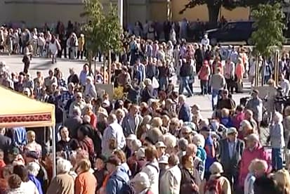 Estijos fermeriai nemokamai dalino pieną Talino gyventojams