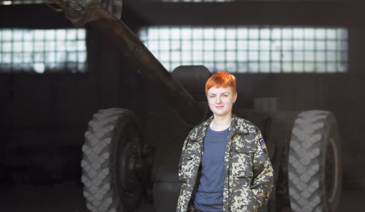 Irina tarnauja artilerijos batalione „Oplot“. Nuotr. Reuters