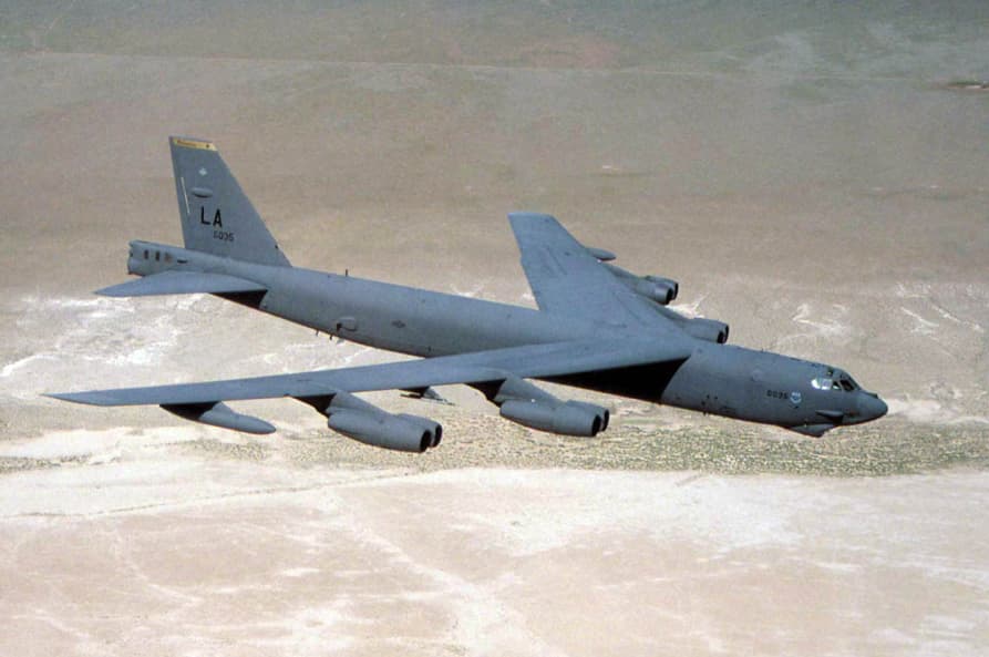 Sunkieji bombonešiai B-52 skraido virš Europos