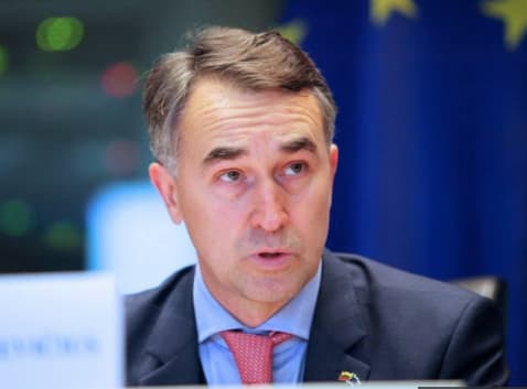 Labdaringas aukcionas – puiki proga pigiai pasireklamuoti politinėms menkystoms