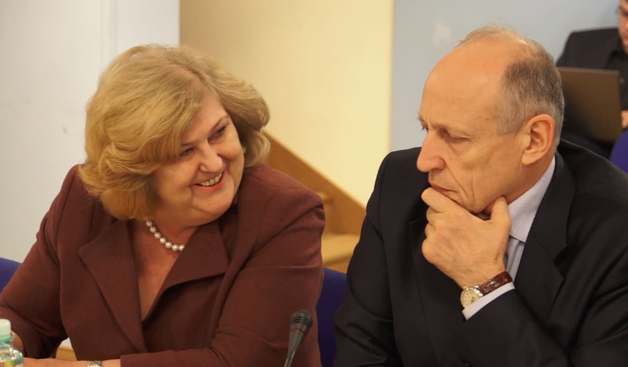Sveikatos ministrė Rimantė Šalaševičiūtė ir dabar jau nuteistasis ir nušalintas nuo Valstybinės ligonių kasos direktoriaus pareigų Algis Sasnauskas – Seimo antikorupcinės komisijos posėdyje dėstė savo motyvus dėl iškilusių problemų su pinigais. Nuotr. E.eu