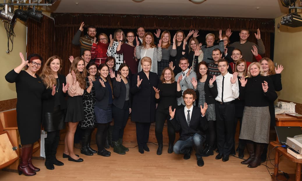 Naujausia prezidentės Dalios Grybauskaitės fotosesija su šalies kurčiųjų draugijos bei Lietuvos kurčiųjų jaunimo asociacijos nariais. Nuotr. prezidentas.lt