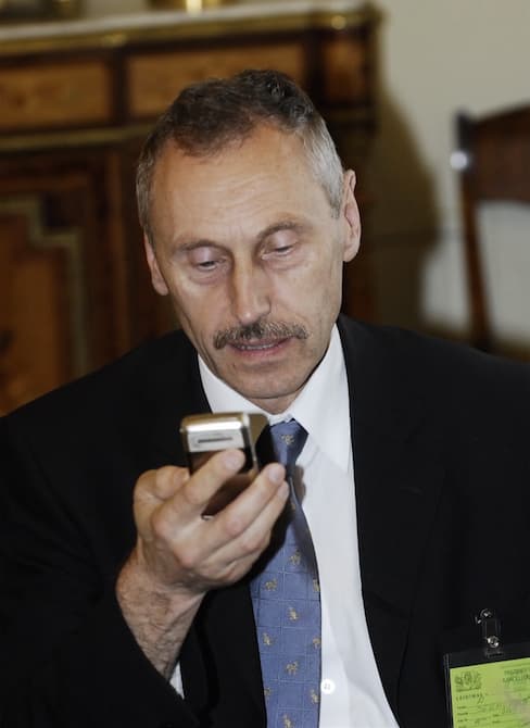 Projektuojant SGD terminalą, kurį siekė pastatyti a.a. Bronislovas Lubys, konsultantams buvo išleista 5 mln. litų, o buvęs konservatorių ministras Arvydas Sekmokas (nuotraukoje) dabar visų kone dievinamo SGD laivo-terminalo „Independence“ projektavimo ir statybos konsultantams sugebėjo išleisti per 35 mln. litų, t.y. 7 kartus daugiau. Nuotr. agentūra LAVA