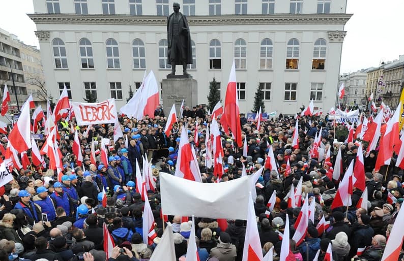 Tūkstantiniai protestai Lenkijoje