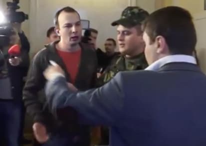 Akimirkos iš užkulisinės diskusijos Ukrainos parlamento koridoriuje
