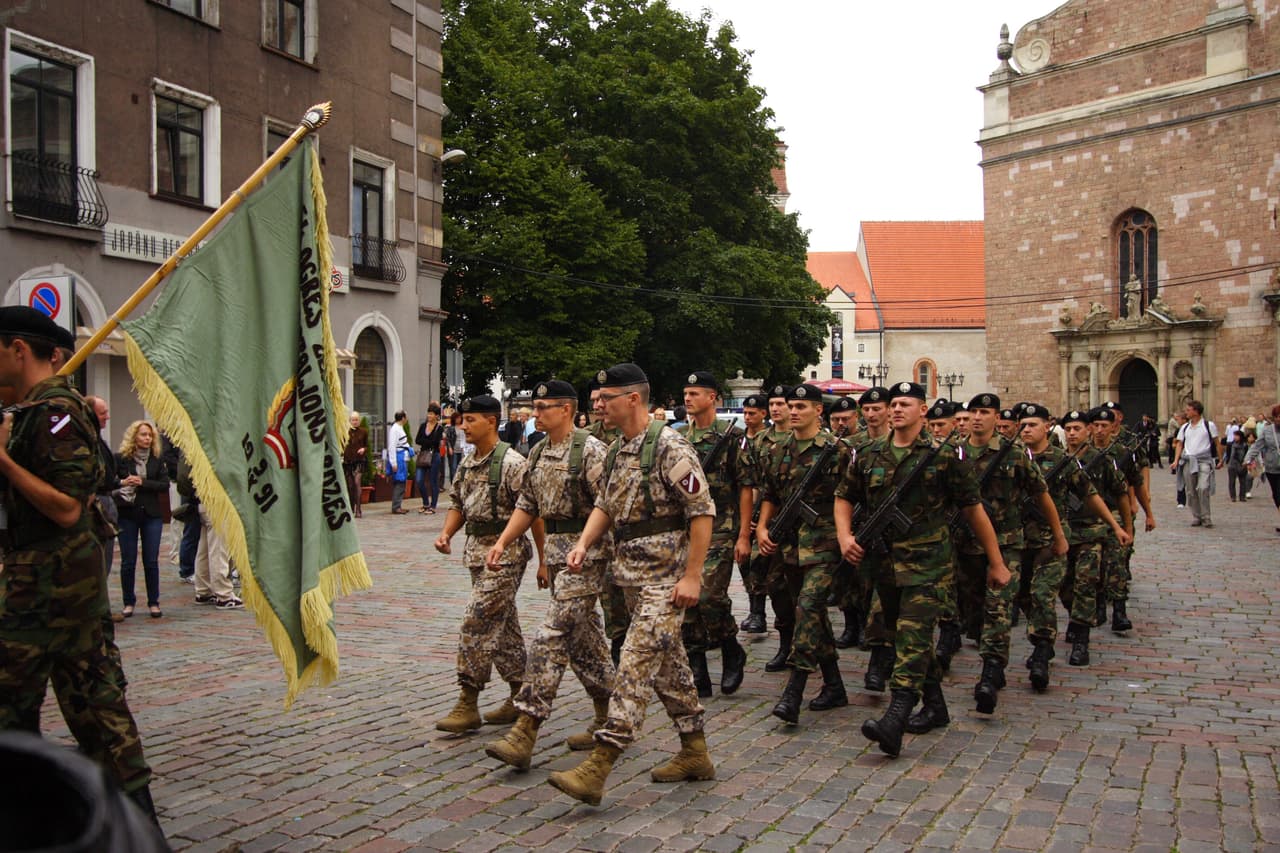 Kasmet daugėja savanorių, nes latviai nori tarnauti savo valstybei ir pasitiki savo kariuomene.