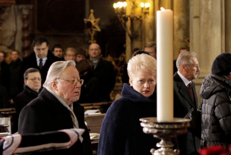 Prieš kelioliką metų sunkiai kas būtų patikėjęs, kad V. Landsbergis taps artimiausiu ir nuožmiu D. Grybauskaitės, kuri net ir po Kovo 11-osios nepriklausomybės atkūrimo petys petyn darbavosi priešo stovykloje – komunisto ir jedinstevnininko Mykolo Burokevičiaus partijoje, rėmėju
