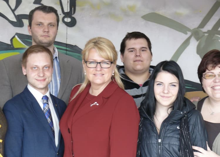 Socialinės apsaugos ir darbo ministrė Algimanta Pabedisnkienė (pirmoje eilėje antra iš kairės). Nuotr. socmin.lt