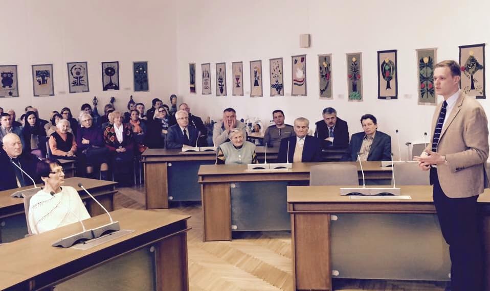 Klausimas skaitytojams: pažvelgę į šią nuotrauką, kaip manote, už ką balsuos pasvaliečiai konservatorių partijos lyderio rinkimuose? Už naują vėją Gabrielių Landsbergį, ar patirties talpyklą Ireną Degutienę? Nuotraukoje G. Landsbergio susitikimas su pasvaliečiais-konservatoriais. Nuotr. facebook.com