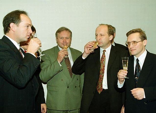 Archyvinė nuotrauka. Kairėje – bendrovės „Williams Lietuva“ generalinis direktorius Randy Majorsas (kairėje). Antras iš dešinės – konservatorius Andrius Kubilius. Dešinėje – buvęs Valdymo reformų ir savivaldybių reikalų ministras Sigitas Kaktys. Šiam aferistui vadovaujant ministerijai Viekšnių apylinkės buvo priskirtos Mažeikių rajonui. LR Vyriausybės vardu 1999 m. spalio 29 d. pasirašė Investicijų, Akcininkų bei Bendrųjų reikalų ir aiškinimo sutartis su JAV kompanija Williams International Company dėl AB „Mažeikių nafta“ akcijų pardavimo. Dėl šios sutarties buvo iškelta baudžiamoji byla, kurioje S. Kakčiui pareikšti įtarimai dėl piktnaudžiavimo tarnybine padėtimi ir tarnybinių įgaliojimų viršijimo. Byla, savaime suprantama, buvo nutraukta dėl senaties.