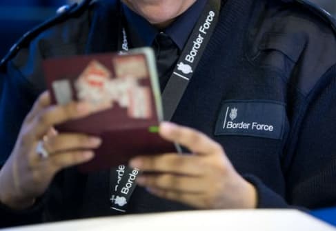 Britanija pradeda tikrinti visus išvykstančius iš šalies