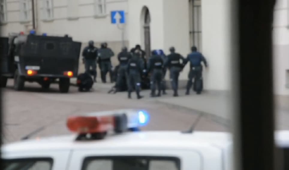 Prieš kelias dienas Vilniuje prie Prezidentūros, specialios operacijos metu buvo sulaikytas teroristas. Vilniaus apskrities vyriausiojo policijos komisariato viršininkas Kęstutis Lančinskas informavo, kad tai pirmas toks atvejis Lietuvoje. Dėl vyro veiksmų pradėtas ikiteisminis tyrimas pagal 250 Baudžiamojo kodekso straipsnį, dėl terorizmo, už tai gresia ne vieneri metai kalinimo. Nuotraukoje matoma teroristo sulaikymo akimirka.